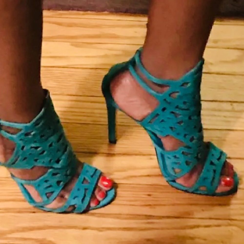 Brian Atwood Turquoise Laser-Cut Suede Stiletto Heels – Pure Elegance & Luxury - Picture 10 of 17